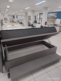 Entrada da Colchões Center Iririú Joinville com faixa de promoção