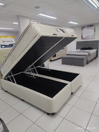 Cama baú aberta em exposição na Colchões Center Iririú Joinville